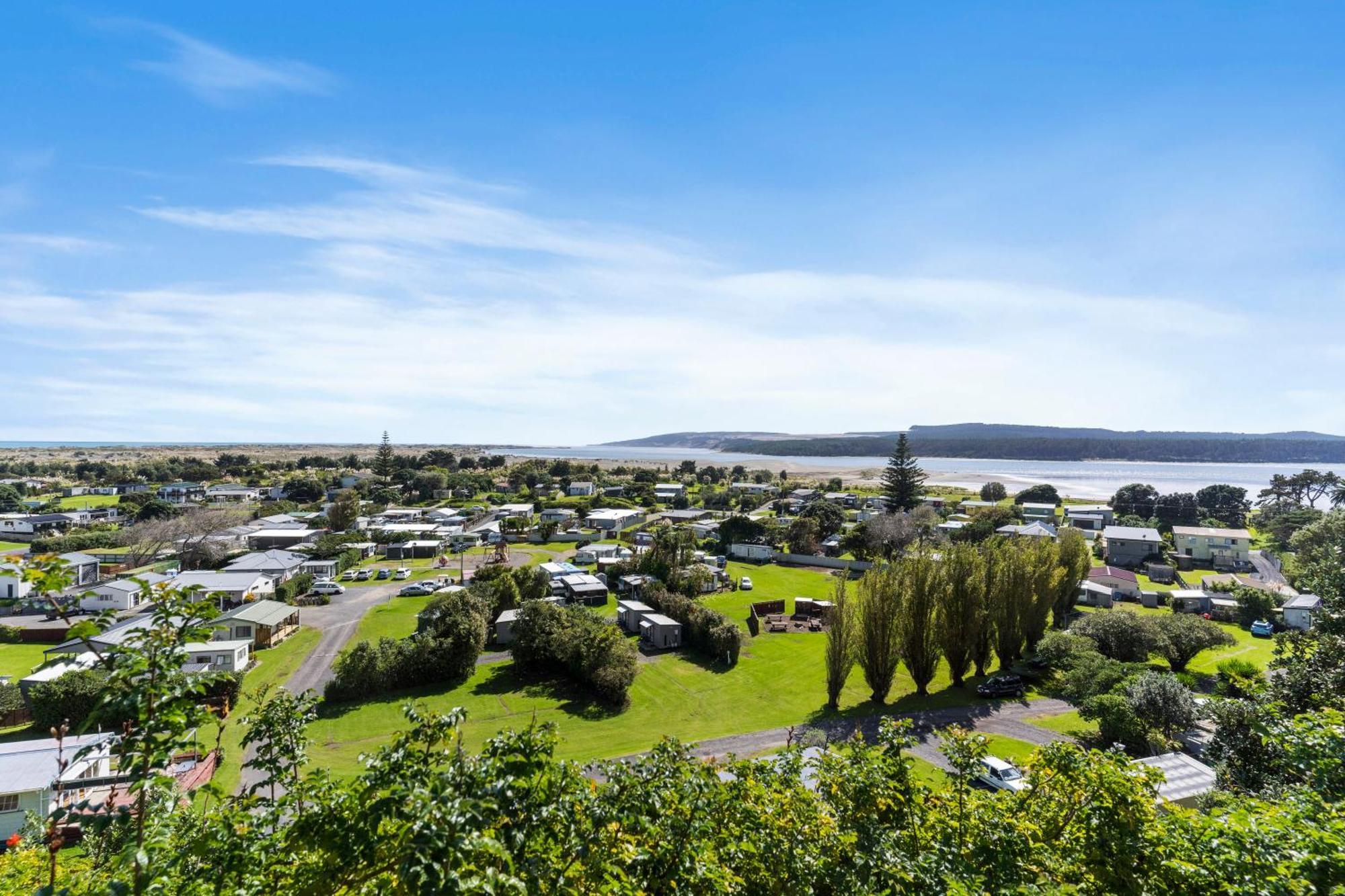 Port Waikato Holiday Park Экстерьер фото