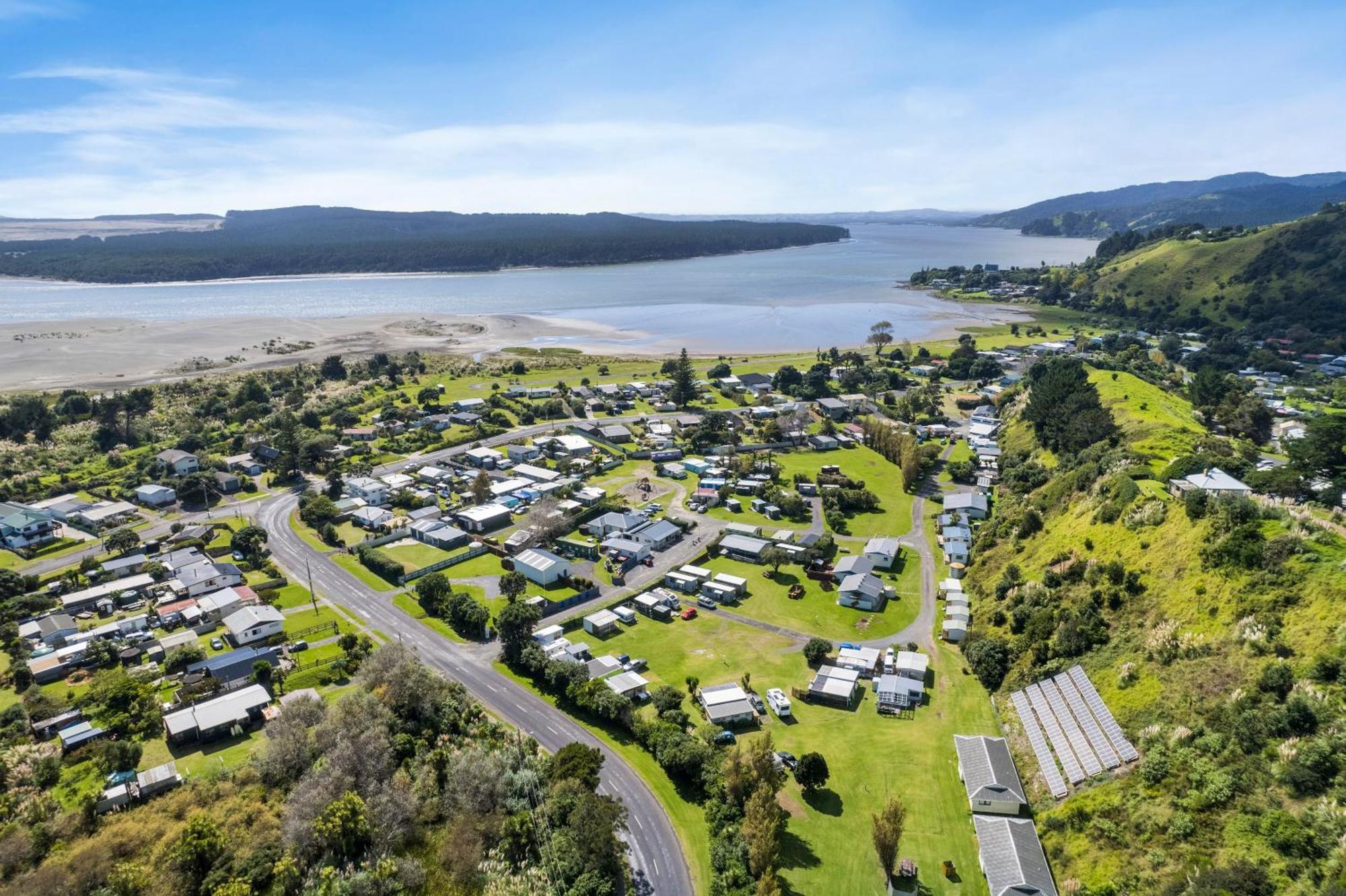 Port Waikato Holiday Park Экстерьер фото