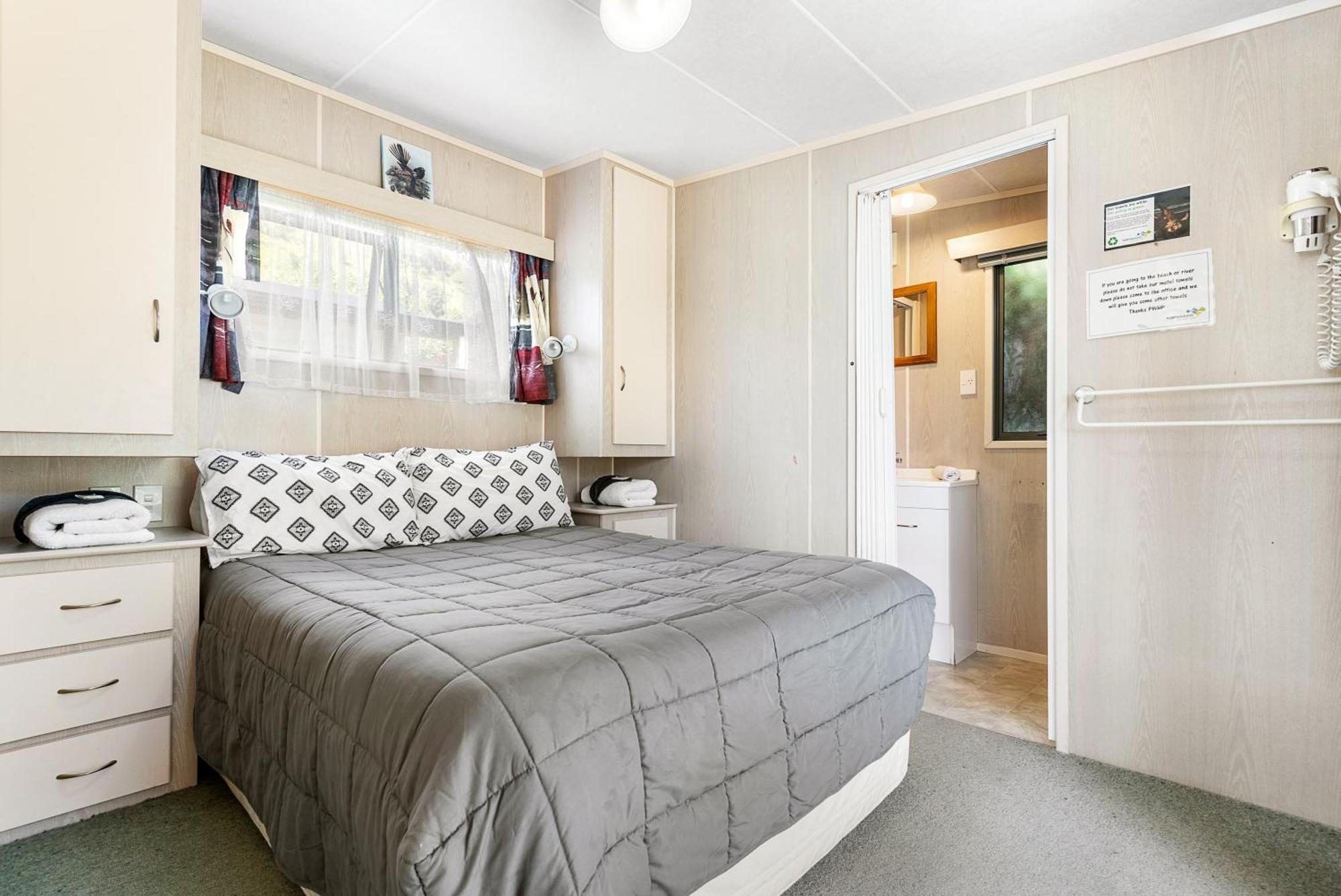 Port Waikato Holiday Park Экстерьер фото